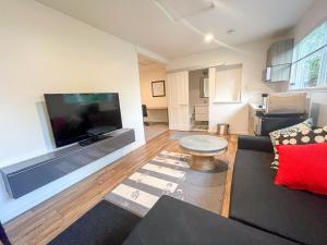 un salon avec une grande télévision à écran plat dans l'établissement Private Guesthouse North Sandpoint, à Seattle