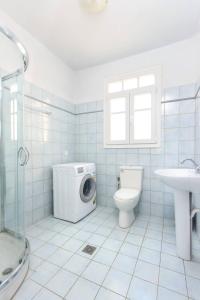y baño con aseo y lavadora. en Villas Thassos, en Limenaria 124 fotos más