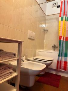 ein Badezimmer mit Toilette und Waschbecken in der Unterkunft Casa Vacanza Castagna in Nesso