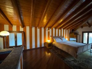 ein Schlafzimmer mit einem Bett in einem Zimmer mit gestreiften Wänden in der Unterkunft Casa Vacanza Castagna in Nesso