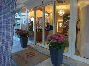 uma loja com dois vasos de plantas em frente a um edifício em Hotel Julia em Lido degli Estensi