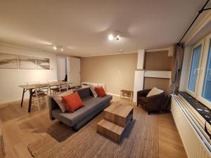 a living room with a couch and a table at Cozy and perfectly located apartment in Rixensart