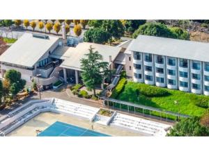 TōganeUE GARDEN RESORT - Vacation STAY 38237v的带游泳池的建筑物的鸟瞰图