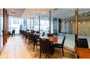 jadalnia ze stołami, krzesłami i oknami w obiekcie The OneFive Sendai - Vacation STAY 35224v w mieście Sendai