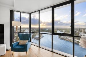 Posezení v ubytování Surfers Paradise Stunning Getaway with Ocean and River Views