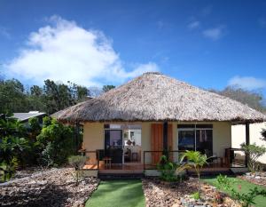 uma pequena cabana com telhado de relva em Nanuya Island Resort em Nanuya Lailai