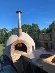 einem Pizzaofen auf einer Terrasse in der Unterkunft Gästhus i Slöinge nära Skrea strand in Slöinge