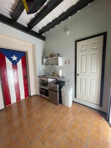 The Suites & Vintage Apartment at Casa Of Essence in heart of Old San Juan的厨房或小厨房