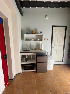 The Suites & Vintage Apartment at Casa Of Essence in heart of Old San Juan的厨房或小厨房