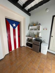 The Suites & Vintage Apartment at Casa Of Essence in heart of Old San Juan的厨房或小厨房