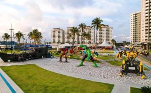 een park met beelden van mensen in superheldenkostuums bij Resort Varanda Salinas Park in Salinópolis