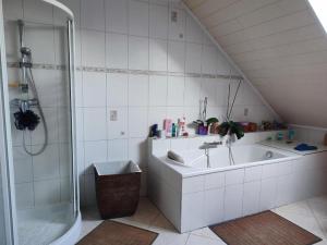 łazienka z dużą wanną i prysznicem w obiekcie chambre chez l'habitant aux Basses Besnardières w mieście Pontvallain