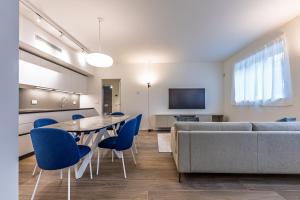 TV a/nebo společenská místnost v ubytování Trilocale Leonardo Treviglio Upper Stay