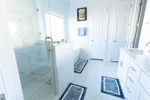 Ένα μπάνιο στο Luxurious 3BR Heartfelt Space in Dallas +37 φωτογραφίες