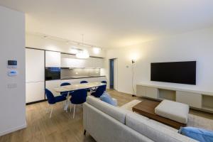 TV a/nebo společenská místnost v ubytování Trilocale Leonardo Treviglio Upper Stay