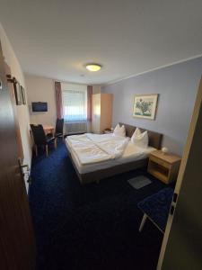 MHGHotel Alt Nürnberg的一间配有床和书桌的酒店房间