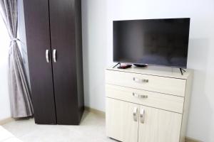 a flat screen tv sitting on top of a dresser at Atriz apartaestudios, 204 , Norte de la ciudad , cerca Av de los estudiantes in Pasto