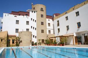 un hotel con piscina di fronte a due castelli di Hotel Tre Torri a Villaggio Mosè