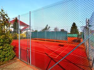Tenis a/nebo squash v ubytování Apartment in Grzybowo near Beach & Cycle Path nebo okolí