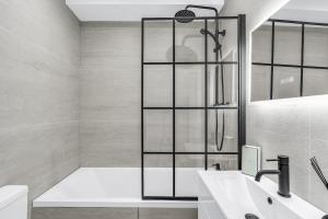 a bathroom with a shower and a white sink at Very Luxury home 5min walk to Hertford Town in Hertford +25 photos