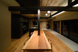 a wooden bench in the middle of a room at JINEN hida takayama in Machikata +46 photos