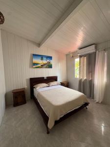 a bedroom with a large bed in a room at Chalet con piscina y carro incluído in San Andrés