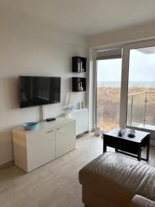 Μια τηλεόραση ή/και κέντρο ψυχαγωγίας στο Apartamenty Amon Darłówek Emilia Strupiechowska