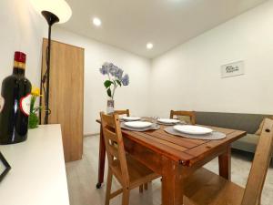 Posedenie v ubytovaní Central Private Apartment-7pax