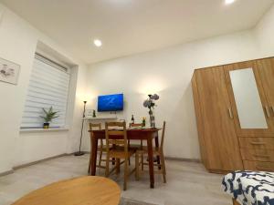 Televízia a/alebo spoločenská miestnosť v ubytovaní Central Private Apartment-7pax