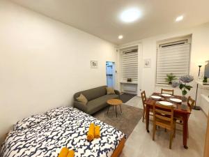 Posteľ alebo postele v izbe v ubytovaní Central Private Apartment-7pax