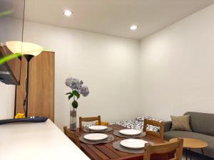 Posedenie v ubytovaní Central Private Apartment-7pax