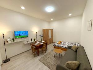 Televízia a/alebo spoločenská miestnosť v ubytovaní Central Private Apartment-7pax