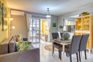 a living room with a couch and a table at Apartamento Paraíso Playa in Los Llanos de Aridane