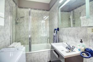 a bathroom with a shower and a sink and a tub at Apartamento Paraíso Playa in Los Llanos de Aridane +22 photos