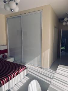 Postel nebo postele na pokoji v ubytování First Line Villa