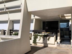 budynek z balkonem ze stołem i krzesłami w obiekcie Résidence Port Nature Colline 4 - Appartement T2 4 pers. - Port Nature Colline 4 MAE-2774 w Cap d'Agde