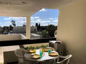 stół i krzesła na balkonie z widokiem w obiekcie Résidence Port Nature Colline 4 - Appartement T2 4 pers. - Port Nature Colline 4 MAE-2774 w Cap d'Agde