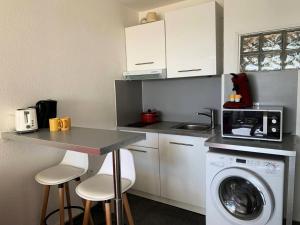 Kuchnia lub aneks kuchenny w obiekcie Résidence Port Nature Colline 4 - Appartement T2 4 pers. - Port Nature Colline 4 MAE-2774