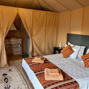 Postel nebo postele na pokoji v ubytování Magnifique Luxury Camp