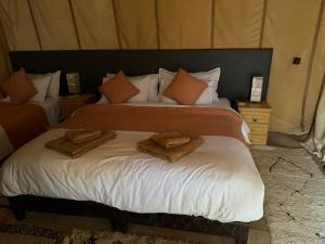 Postel nebo postele na pokoji v ubytování Magnifique Luxury Camp