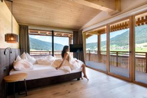 Rúm í herbergi á Alpine Nature Hotel Stoll
