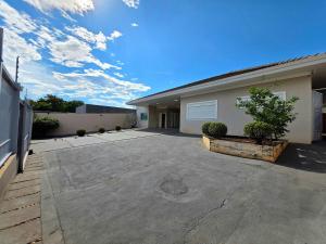 a house with a large driveway in front of it at 5 Quartos 4 Banheiros, na Vila A, a 5 min Paraguai in Foz do Iguaçu