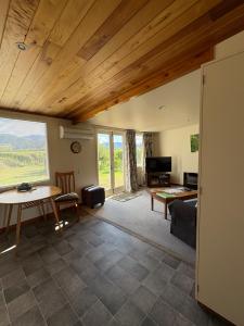 Μια τηλεόραση ή/και κέντρο ψυχαγωγίας στο Vineyard Cottage in Blenheim on the Golden Mile