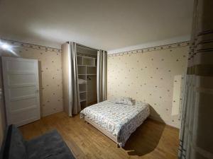 Postel nebo postele na pokoji v ubytování Logement 1 à 5 personnes