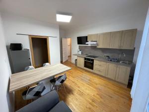 Kuchyň nebo kuchyňský kout v ubytování Logement 1 à 5 personnes