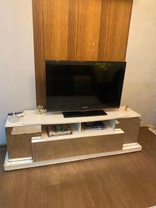 Μια τηλεόραση ή/και κέντρο ψυχαγωγίας στο Sala e quarto próx ao Maracanã e Engenhão