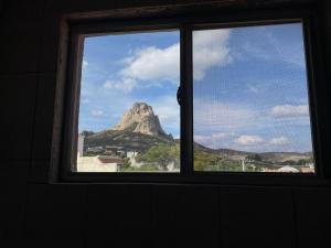 a window with a view of a mountain at Hotel Villas Kerendarhú in Bernal