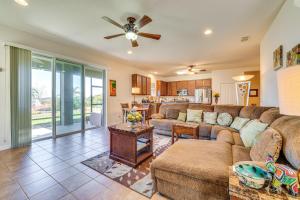 Una sala de estar con un sofá y un ventilador de techo. en 5 Mi to Dtwn Clermont Family Home with Water Views!, en Clermont