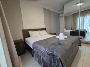 a hotel room with a bed and a mirror at Apartamento moderno e funcional bem localizado in Balneário Camboriú