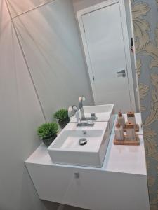 a bathroom with a white sink and a mirror at Apartamento moderno e funcional bem localizado in Balneário Camboriú +6 photos